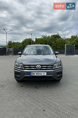 Внедорожник / Кроссовер Volkswagen Tiguan 2017 в 