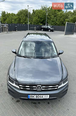 Внедорожник / Кроссовер Volkswagen Tiguan 2017 в 