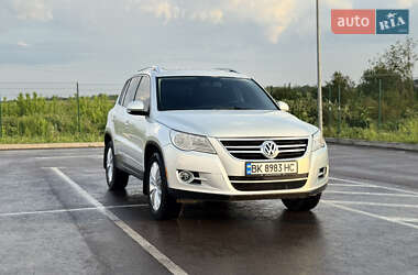 Позашляховик / Кросовер Volkswagen Tiguan 2010 в Рівному