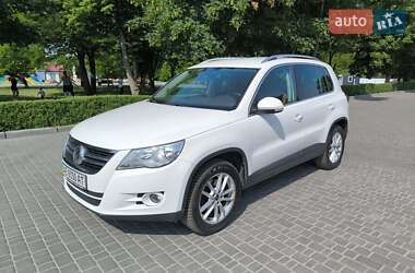 Внедорожник / Кроссовер Volkswagen Tiguan 2010 в Каменском