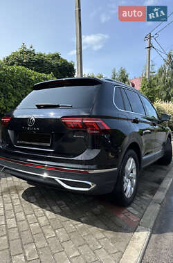 Внедорожник / Кроссовер Volkswagen Tiguan 2021 в 