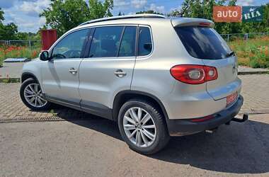 Внедорожник / Кроссовер Volkswagen Tiguan 2009 в Нововолынске