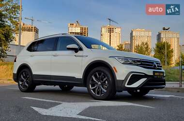 Позашляховик / Кросовер Volkswagen Tiguan 2022 в 