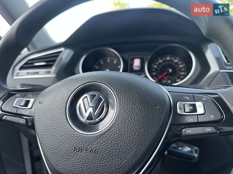 Внедорожник / Кроссовер Volkswagen Tiguan 2017 в Хмельницком