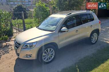 Внедорожник / Кроссовер Volkswagen Tiguan 2009 в Нововолынске