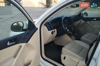 Позашляховик / Кросовер Volkswagen Tiguan 2015 в 