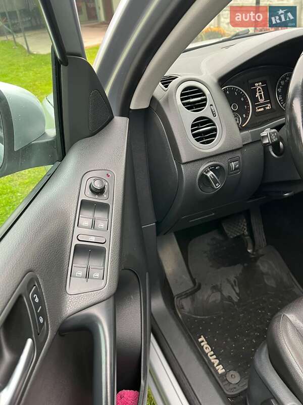 Внедорожник / Кроссовер Volkswagen Tiguan 2016 в Комарному