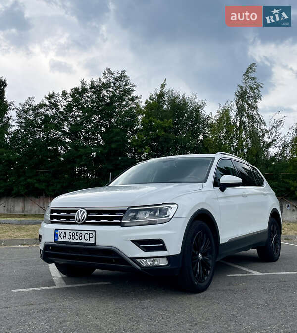 Внедорожник / Кроссовер Volkswagen Tiguan 2017 в 