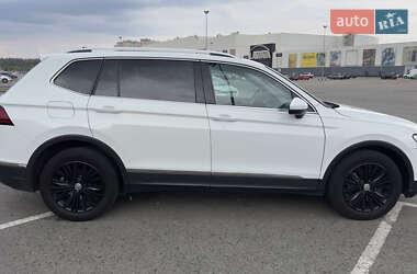 Внедорожник / Кроссовер Volkswagen Tiguan 2017 в 