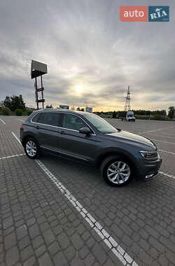 Внедорожник / Кроссовер Volkswagen Tiguan 2016 в Львове
