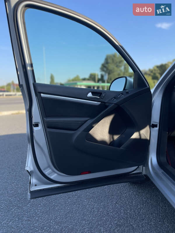 Внедорожник / Кроссовер Volkswagen Tiguan 2016 в Днепре