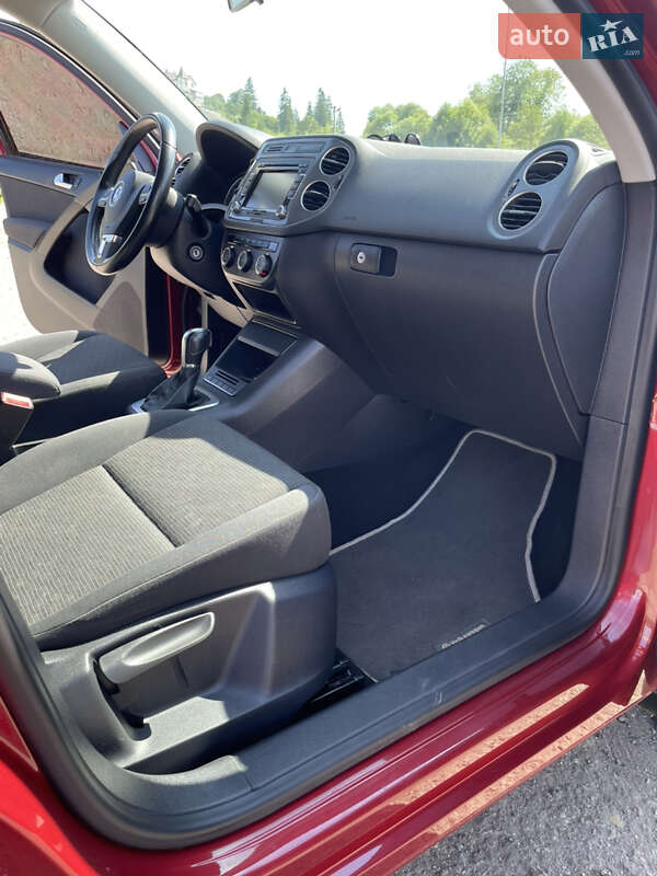 Внедорожник / Кроссовер Volkswagen Tiguan 2015 в Славском