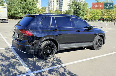 Внедорожник / Кроссовер Volkswagen Tiguan 2017 в 