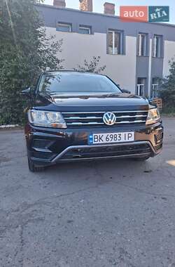 Позашляховик / Кросовер Volkswagen Tiguan 2017 в Рівному