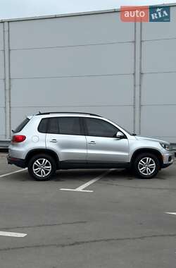 Внедорожник / Кроссовер Volkswagen Tiguan 2016 в 