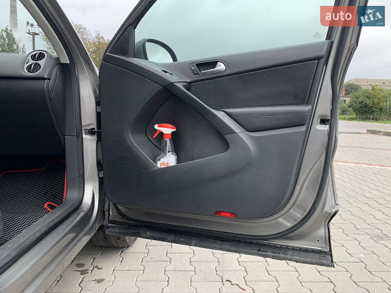 Внедорожник / Кроссовер Volkswagen Tiguan 2010 в Теофиполе