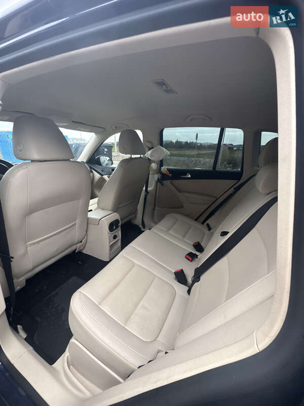 Позашляховик / Кросовер Volkswagen Tiguan 2015 в Красному