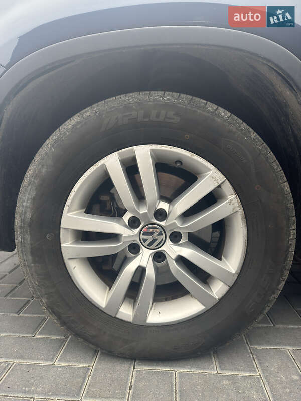 Позашляховик / Кросовер Volkswagen Tiguan 2015 в Красному