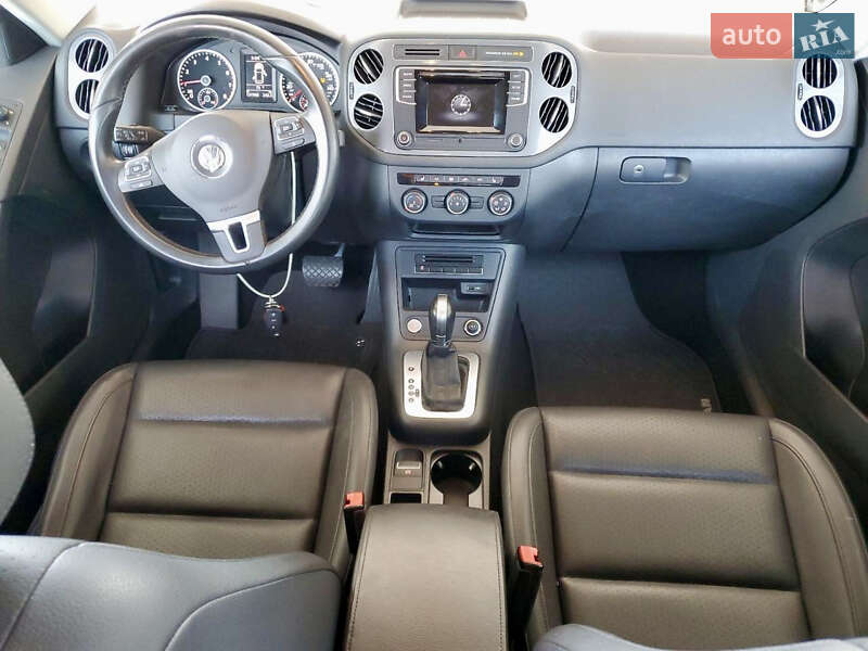 Внедорожник / Кроссовер Volkswagen Tiguan 2016 в Новояворовске