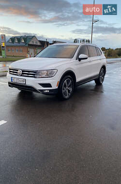 Внедорожник / Кроссовер Volkswagen Tiguan 2017 в 