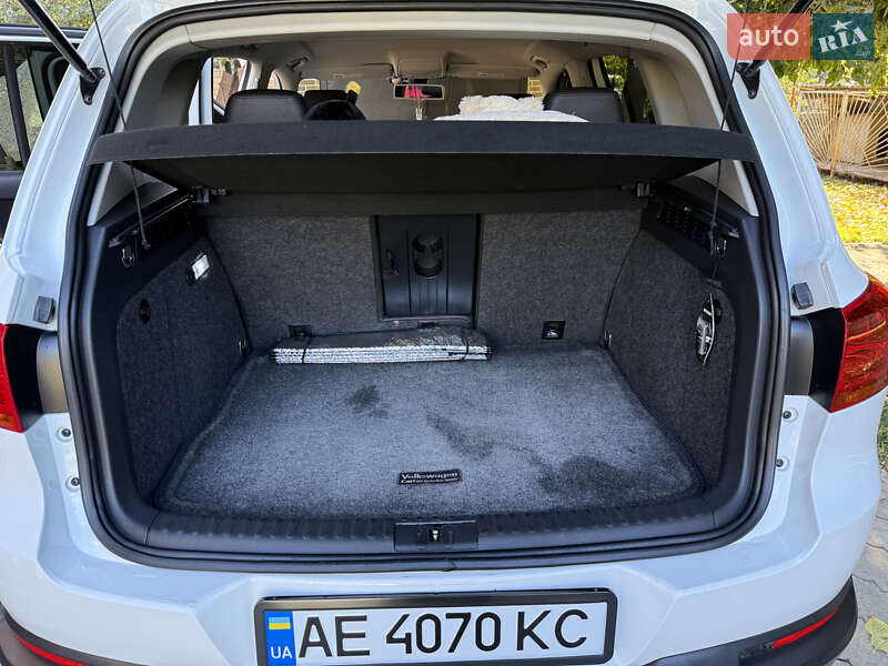 Позашляховик / Кросовер Volkswagen Tiguan 2016 в Новомосковську