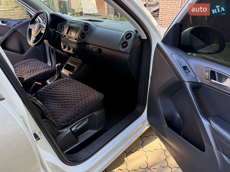 Позашляховик / Кросовер Volkswagen Tiguan 2016 в Новомосковську