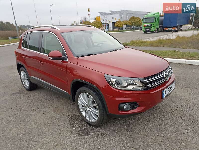 Внедорожник / Кроссовер Volkswagen Tiguan 2015 в Буче