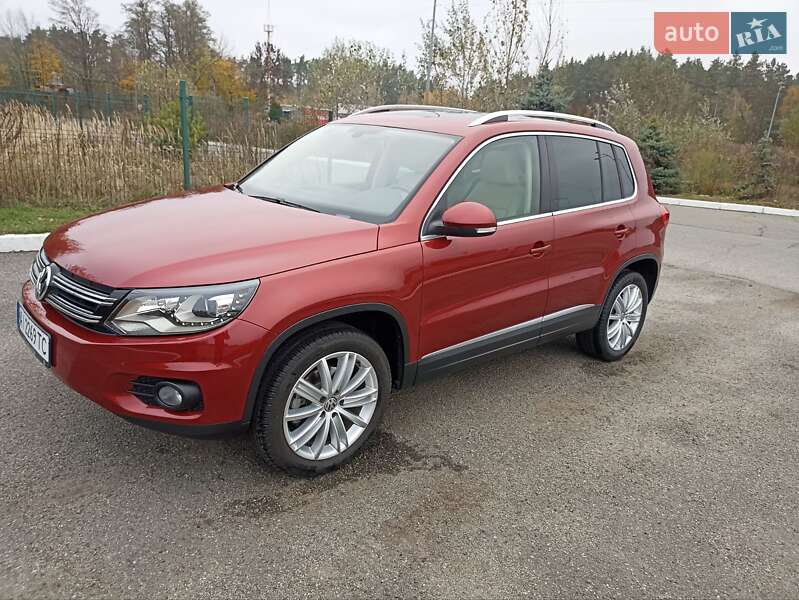 Внедорожник / Кроссовер Volkswagen Tiguan 2015 в Буче