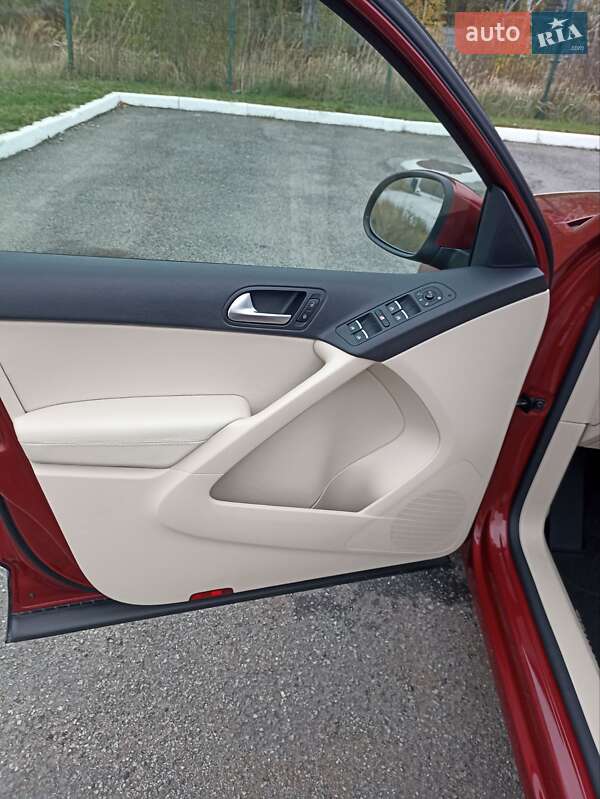 Внедорожник / Кроссовер Volkswagen Tiguan 2015 в Буче