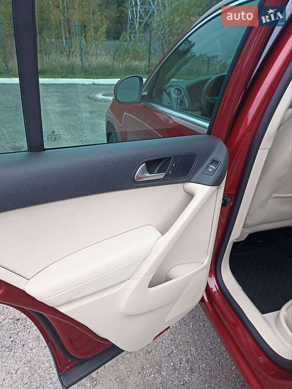 Внедорожник / Кроссовер Volkswagen Tiguan 2015 в Буче