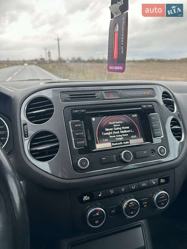 Внедорожник / Кроссовер Volkswagen Tiguan 2012 в Городке