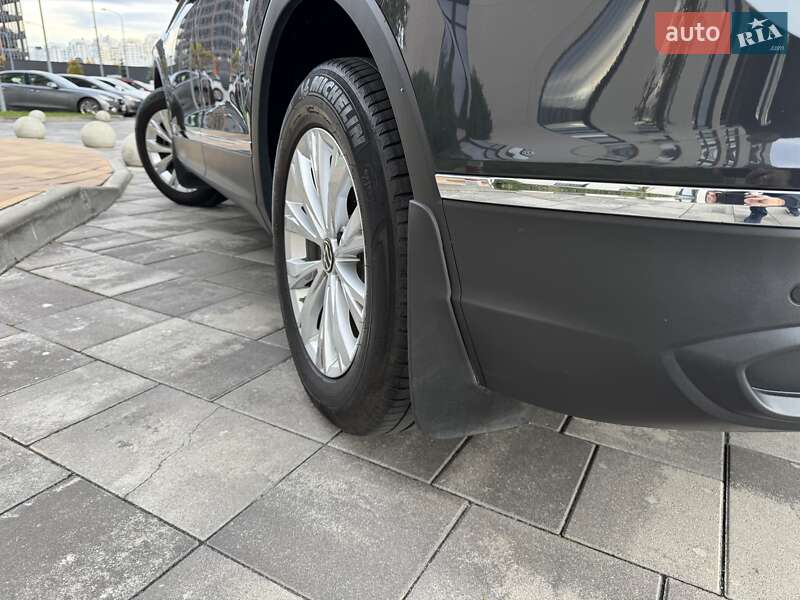 Внедорожник / Кроссовер Volkswagen Tiguan 2021 в Киеве