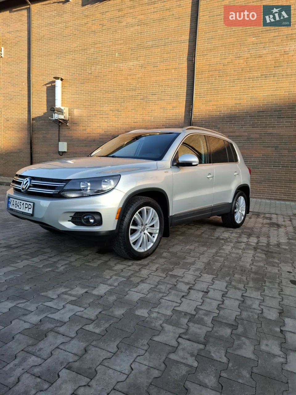 Volkswagen Tiguan, 2015року, 2.0 бензин, коробка автомат АЙСІН, 102тис. км.
Компактний кросовер, який є одним із найпопулярніших автомобілів у своєму класі. Він просторий, має хороший кліренс і водночас комфортний у русі. Технічно в хорошому стані.
Комплектація: шкіряні сидіння з підігрівом, мультикермо, круїз-контроль, кондиціонер, чотири склопідіймачі, електричне регулювання дзеркал, бортовий комп’ютер, мультимедіа з Bluetooth, панорамний люк та багато іншого. Всім гарного дня і мирного неба. 