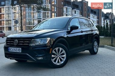 Внедорожник / Кроссовер Volkswagen Tiguan 2017 в Новояворовске