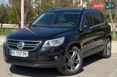 Внедорожник / Кроссовер Volkswagen Tiguan 2008 в Долинской