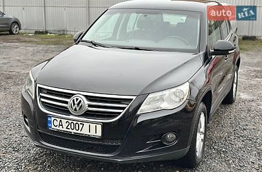 Внедорожник / Кроссовер Volkswagen Tiguan 2010 в Ватутино