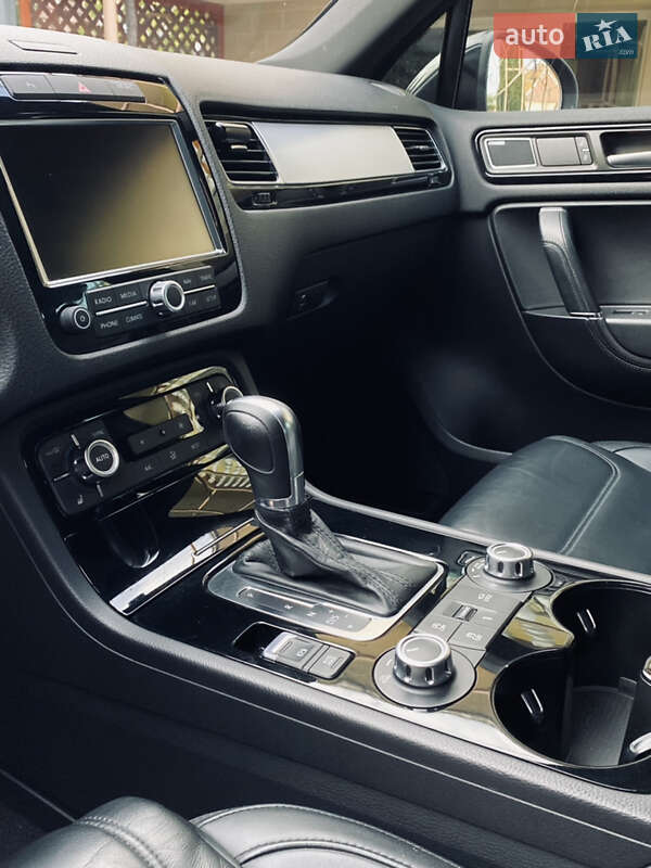 Внедорожник / Кроссовер Volkswagen Touareg R 2014 в Иршаве