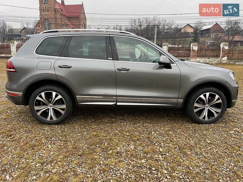 Позашляховик / Кросовер Volkswagen Touareg R 2017 в Чернівцях