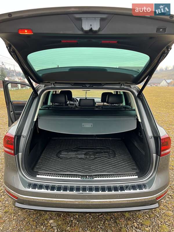 Позашляховик / Кросовер Volkswagen Touareg R 2017 в Чернівцях