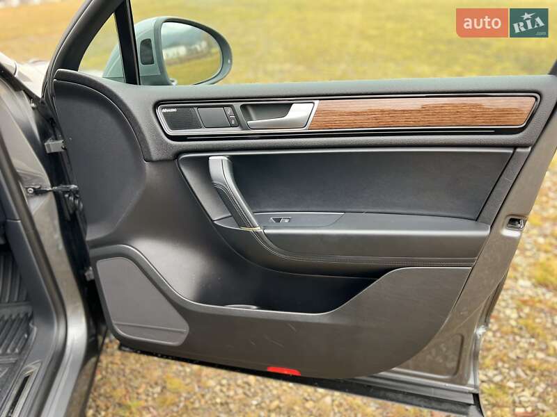 Позашляховик / Кросовер Volkswagen Touareg R 2017 в Чернівцях