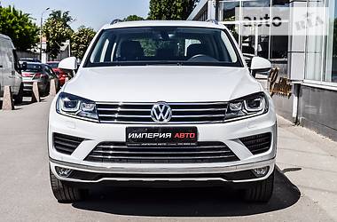 Внедорожник / Кроссовер Volkswagen Touareg 2015 в Киеве