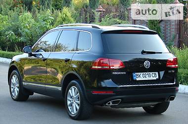 Внедорожник / Кроссовер Volkswagen Touareg 2013 в Ровно