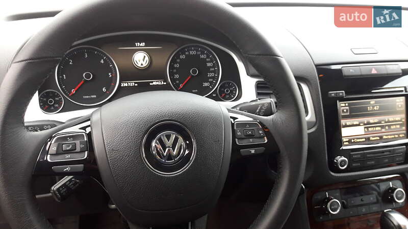 Внедорожник / Кроссовер Volkswagen Touareg 2012 в Житомире