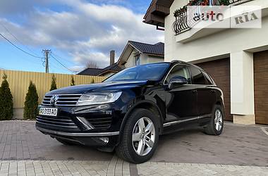 Внедорожник / Кроссовер Volkswagen Touareg 2015 в Мукачево