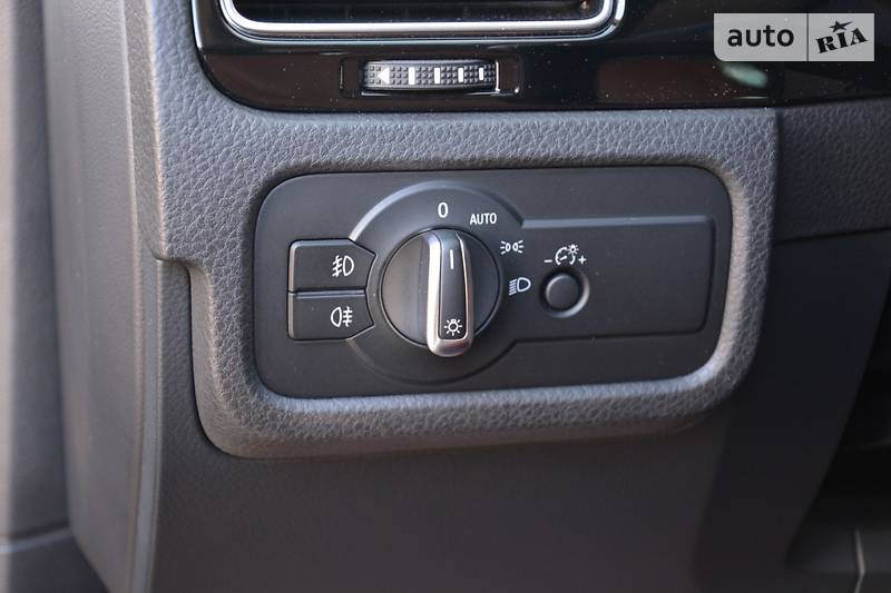 Позашляховик / Кросовер Volkswagen Touareg 2015 в Одесі