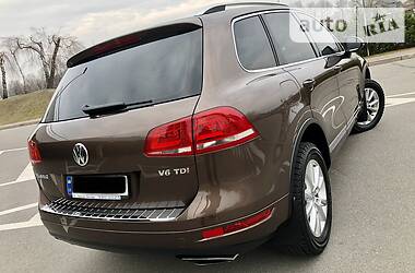 Позашляховик / Кросовер Volkswagen Touareg 2014 в 