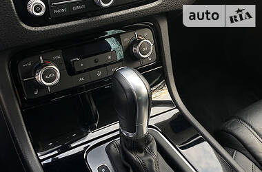 Позашляховик / Кросовер Volkswagen Touareg 2015 в 