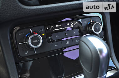 Позашляховик / Кросовер Volkswagen Touareg 2012 в 