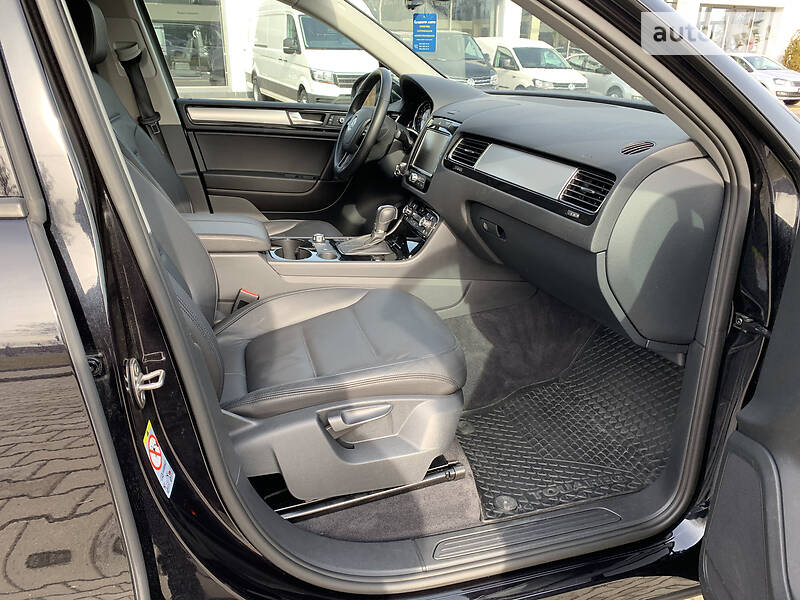 Внедорожник / Кроссовер Volkswagen Touareg 2011 в Житомире
