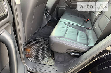 Позашляховик / Кросовер Volkswagen Touareg 2011 в 